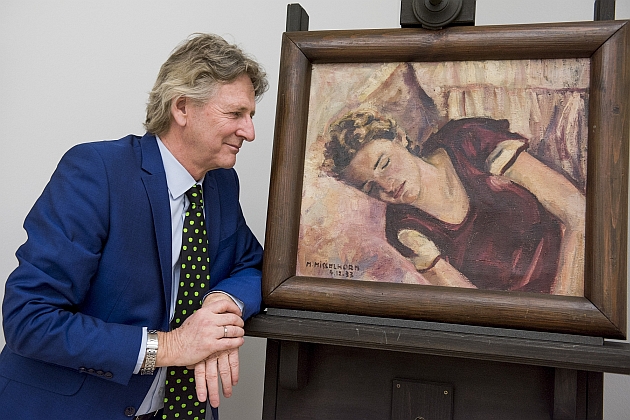 Matthias H&ouml;llings mit dem Portr&auml;t seiner Mutter